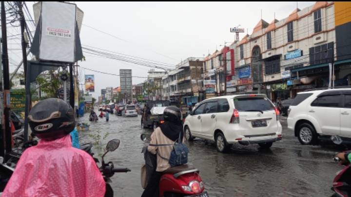 Jalan Riau Kebanjiran Setelah Hujan Deras, Banyak Motor Mogok