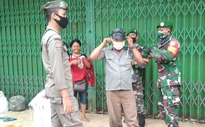 Babinsa-Bhabinkamtibmas Patroli Bersama Imbau Warga Gunakan Masker