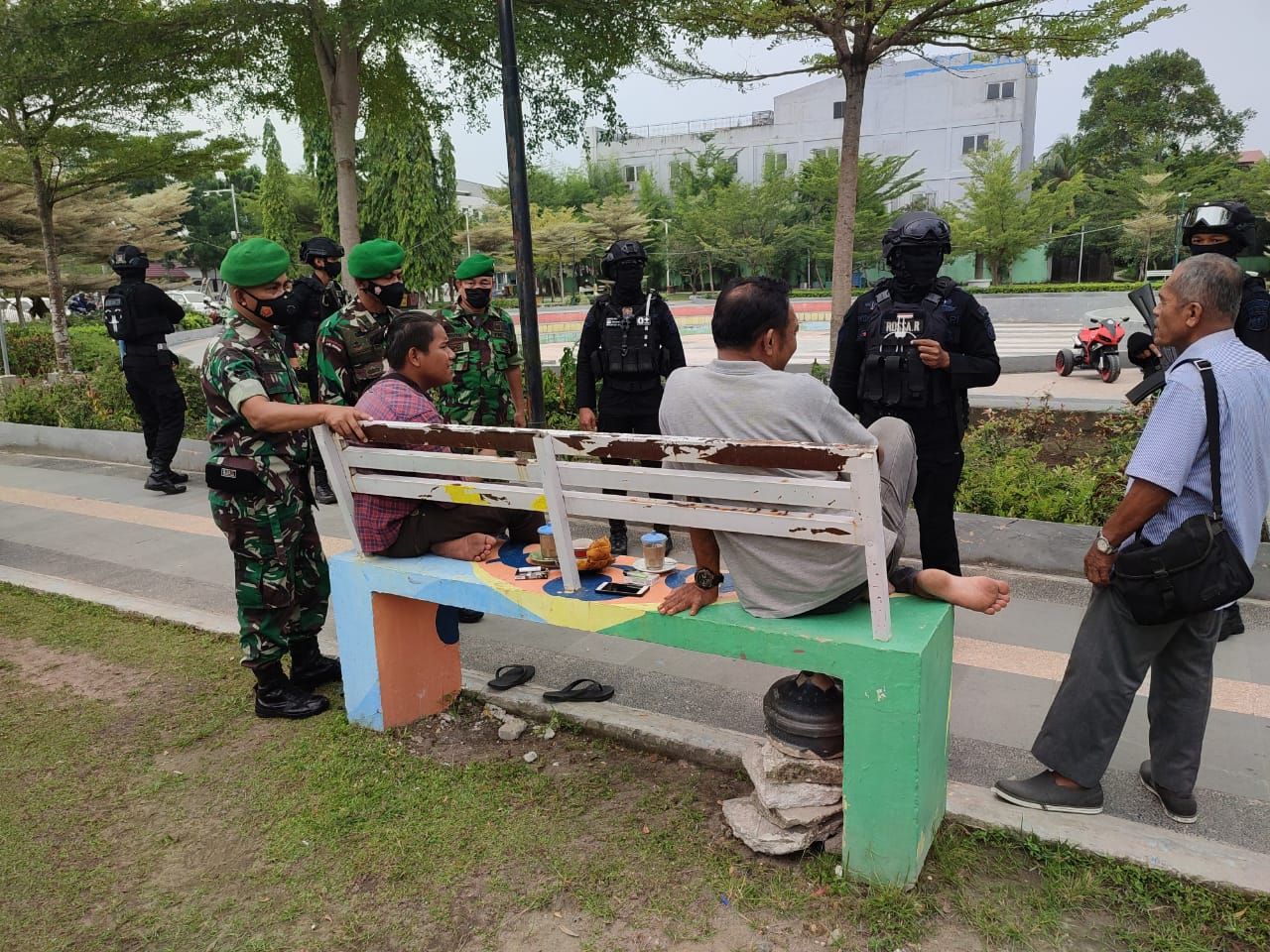 Babinsa Patroli Sinergitas TNI Polri di Pusat Keramaian 