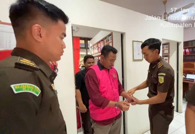 Kejari Inhu Tahan Kades Tanjung Sari terkait Korupsi APBDes Rp358 Juta