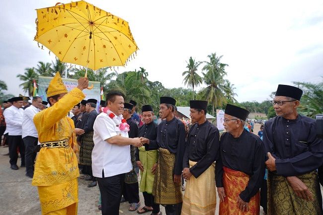 Setelah Jembatan, Pj Gubri SF Hariyanto Janji Aspal Jalan Surau Munai