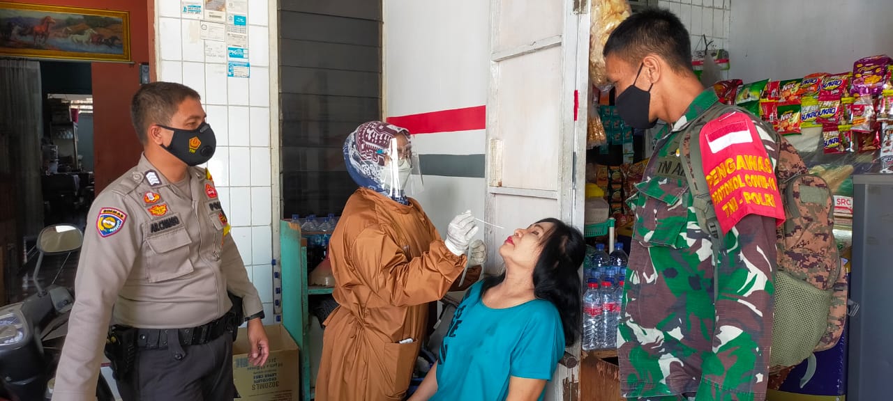 Serka TM Sihite Dampingi Nakes Tracing Warga Kelurahan Kota Tinggi
