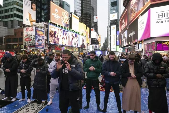 Umat Muslim di AS Gelar Salat Tarawih di Times Square New York