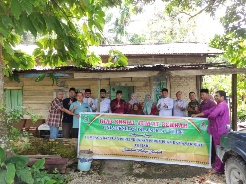 Camat Bukit Raya Salurkan Bantuan di Kelurahan Air Dingin