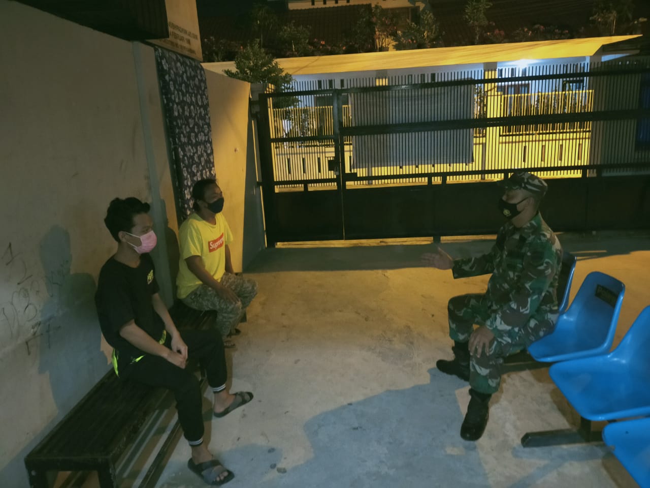 Babinsa  Patroli Malam  dan Cek Pos Pengamanan Wisma Satria 