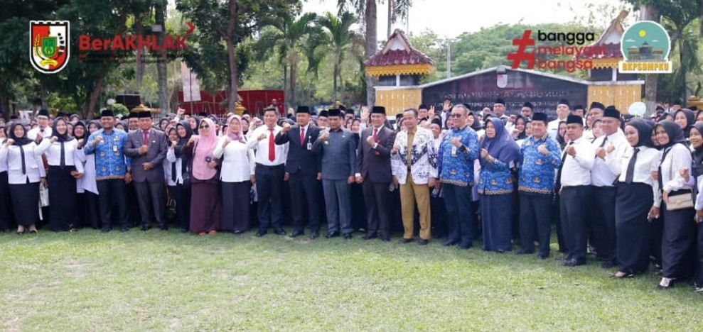 Kepala BKPSDM Dampingi Pj Walikota Serahkan 636 SK PPPK Kota Pekanbaru