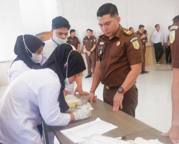 90 Pegawai dan Honorer Kejari Rohil Tes Urine