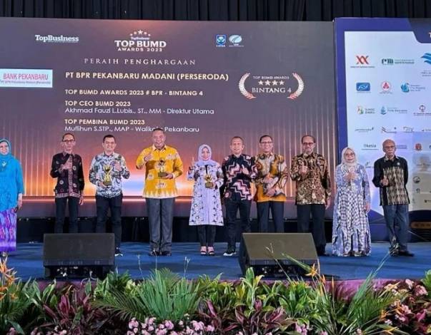 Pj Walikota Pekanbaru Terima Penghargaan TOP Pembina BUMD 2023