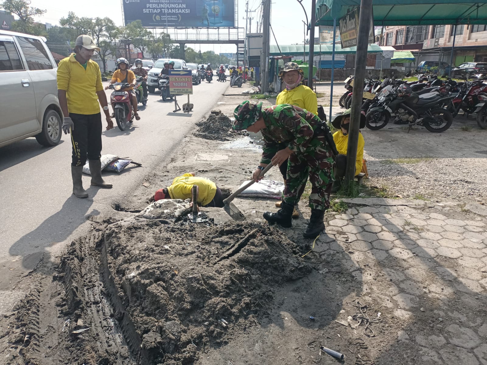 Serda Edy Priyanto  Gotong-royong Bersama Warga Bersihkan Sampah dan Sedimen 