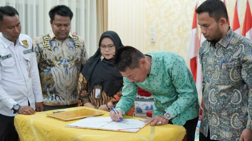 Pemkab Rohil Serahkan Dana Hibah Rp58,1 Miliar ke KPU dan Bawaslu