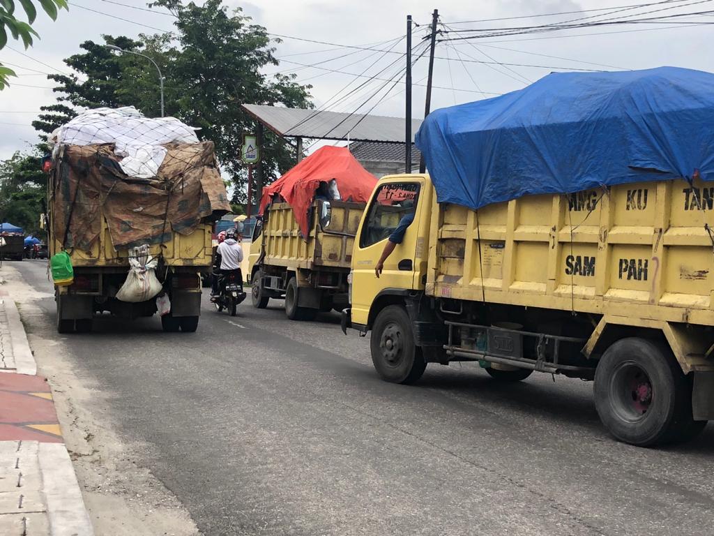 Tuntut Gaji dan Kejelasan Kontrak Kerja, Puluhan Sopir Angkutan Sampah Gelar Aksi Demo di Rumah Dinas Walikota