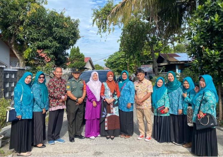 Camat Binawidya Dampingi Ketua TP PKK Riau Bagikan Sembako