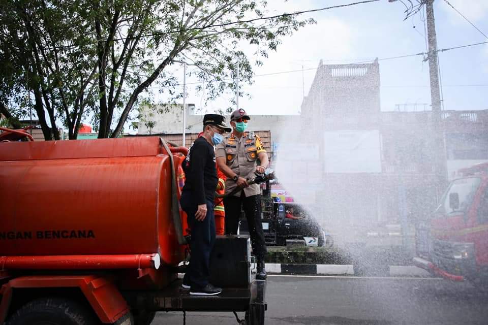 Melawan Pandemi Covid-19, Polda Riau Serentak Semprot Disinfektan Di 12 Kabupaten/Kota