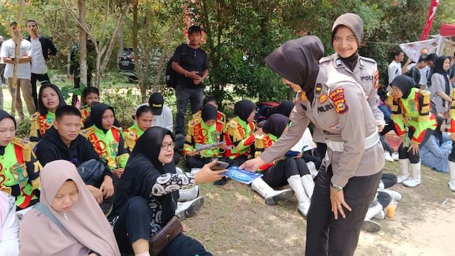 Ditlantas Polda Riau Edukasi Pengunjung Wisata Alam Mayang