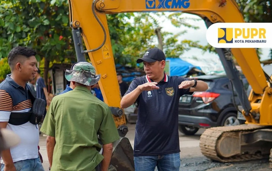 Kepala Dinas PUPR Pekanbaru Tinjau Drainase Tersumbat dalam Gotong Royong di Kecamatan Payung Sekaki