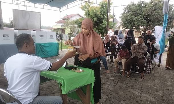 TPS di Pekanbaru ini Beri Coklat ke Pemilih Usai Mencoblos